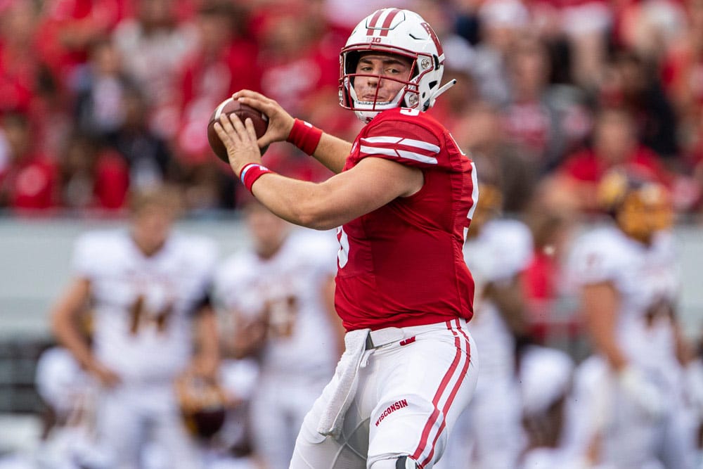 Wisconsin Badgers football: Leo Chenal and Collin Larsh earn Big